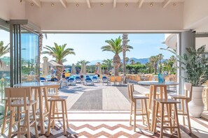 Outdoor dining - Lyttos Beach Hotel (Crete)