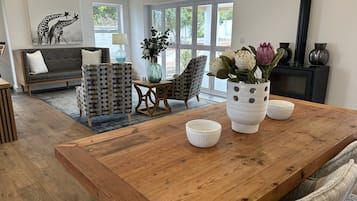 LCD TV, Netflix, streaming services