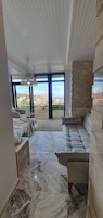 Quarto romântico, vista para o lago, no jardim | Roupas de cama de algodão egípcio, roupas de cama premium