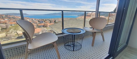 Deluxe Studio, Lake View | Egyptian cotton sheets, premium bedding, free WiFi