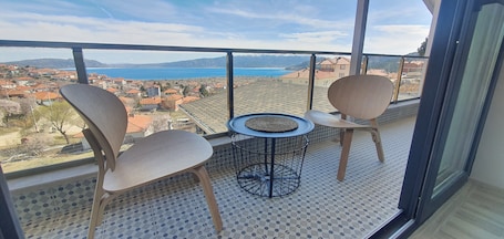 Deluxe Studio, Lake View | Egyptian cotton sheets, premium bedding, free WiFi