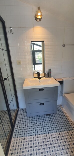 Design Room, Mountain View | Bathroom | Designer toiletries, hair dryer, towels, soap - Fİ SALDA (Yesilova)