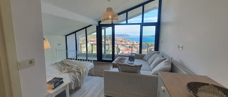 Deluxe Studio, Lake View | Egyptian cotton sheets, premium bedding, free WiFi