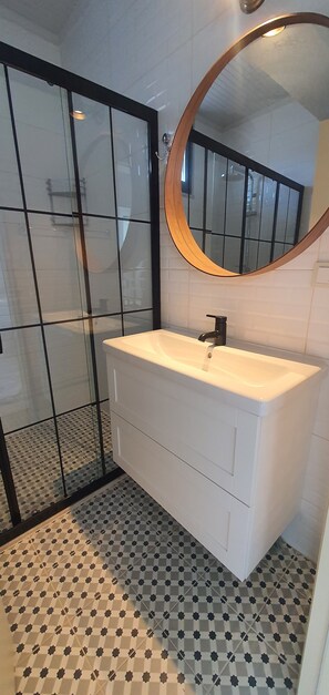 Romantic Room, Lake View, Garden Area | Bathroom