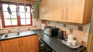 Cottage | Private kitchen | Fridge, electric kettle, toaster, cookware/dishes/utensils