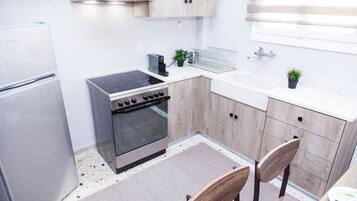 Comfort Apartment | Private kitchen | Fridge, oven