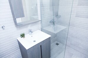 Comfort Apartment | Bathroom | Shower, towels