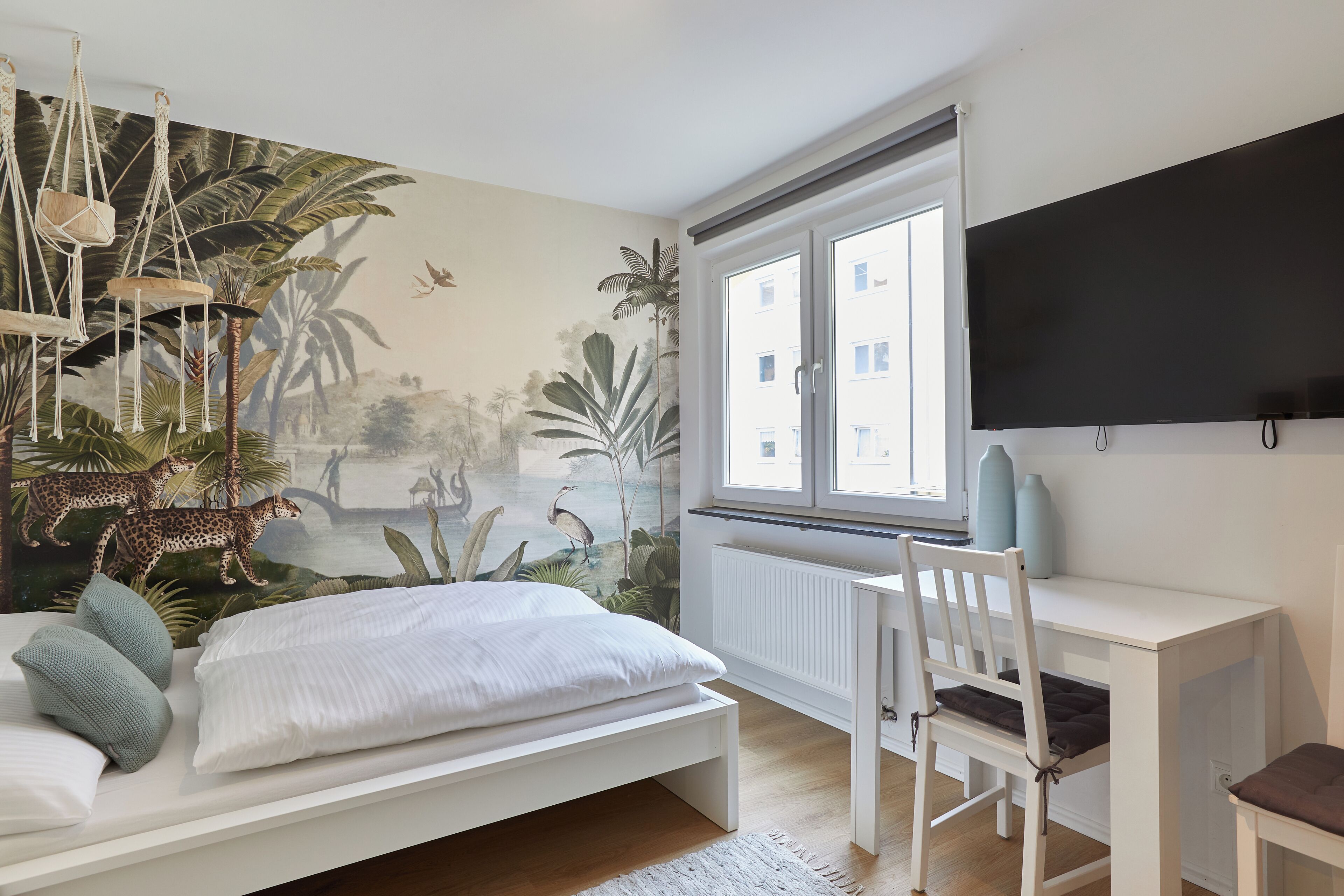 Business appartement | Woonruimte | Een 40-inch flatscreentelevisie met satellietzenders en een televisie