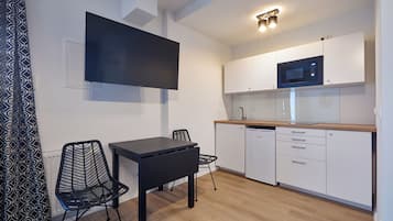 Departamento superior | Cocina privada | Refrigerador, microondas, parrilla de estufa y cafetera y tetera