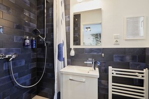 Comfort Apartment | Bathroom | Shower, hair dryer, towels