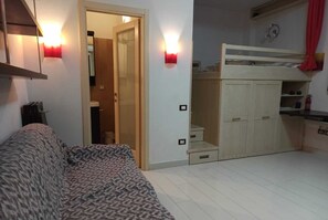 1 bedroom, desk, free WiFi, bed sheets - From Sepideh (Gaeta)