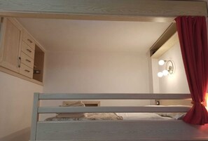 1 bedroom, desk, free WiFi, bed sheets - From Sepideh (Gaeta)