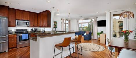 Kühlschrank, Mikrowelle, Ofen, Herdplatte