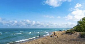 Plage à proximité, chaises longues, serviettes de plage