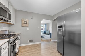 Jääkaappi, mikroaaltouuni, uuni, liesi