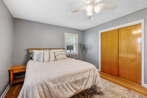 2 makuuhuonetta, tallelokero huoneessa, työpöytä, silitysrauta/-lauta