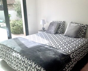 3 habitaciones, escritorio y tabla de planchar con plancha 