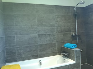 Bathtub, hair dryer, towels, soap - VILLA MODERNE. AIR CONDITIONED. SWIMMING POOL. BARBECUE. NO VIS A VIS. OPTICAL FIBER (Avignon)
