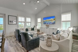 Smart TV - Stylish Lakefront Home w/ Access to Stellar Amenities@Cinnamon Shore South (Port Aransas)