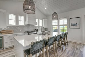 Fridge, microwave, oven, stovetop - Stylish Lakefront Home w/ Access to Stellar Amenities@Cinnamon Shore South (Port Aransas)