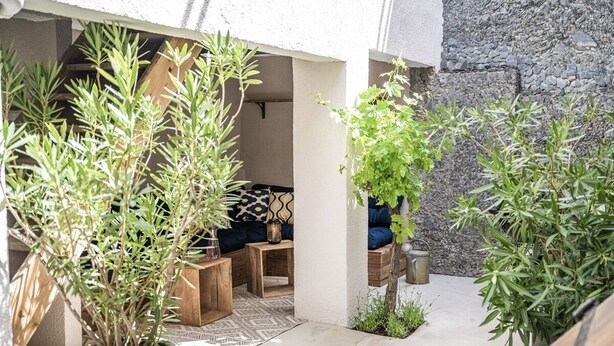 A cozy outdoor seating area with wooden furniture and potted plants. - Rheinfreunde Bingen das Ferienhaus für Viele (Bingen am Rhein)