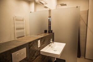 Combined shower/tub, hair dryer, bathrobes, slippers - Rheinfreunde Bingen das Ferienhaus für Viele (Bingen am Rhein)