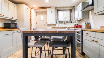 Cottage | Private kitchen | Fridge, microwave, dishwasher, electric kettle