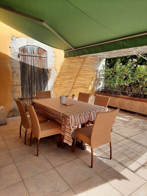 Outdoor dining - Typical Provencal village house with lovely terrace. (Riez)