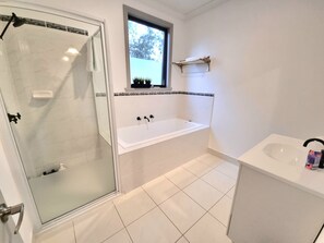 Badewanne, Haartrockner, Handtücher, Seife