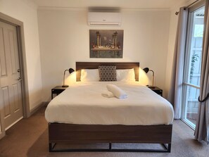 4 Schlafzimmer, Schreibtisch, Bügeleisen/Bügelbrett, Reisekinderbett