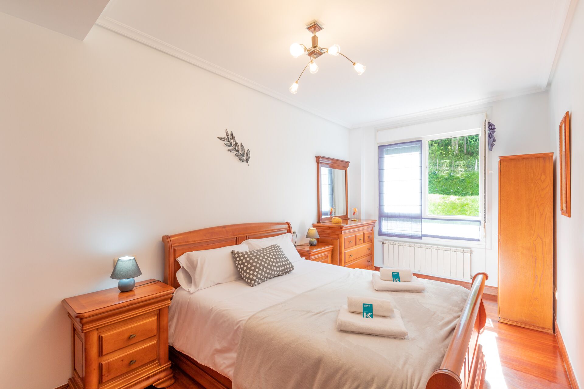 3 slaapkamers, een strijkplank/strijkijzer, wifi, beddengoed