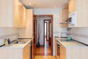 Kjøleskap, mikrobølgeovn, ovn og kokeplater