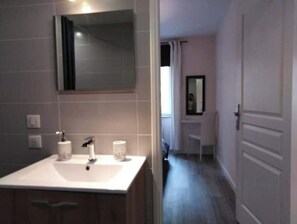 Dusche, Haartrockner, Handtücher, Seife