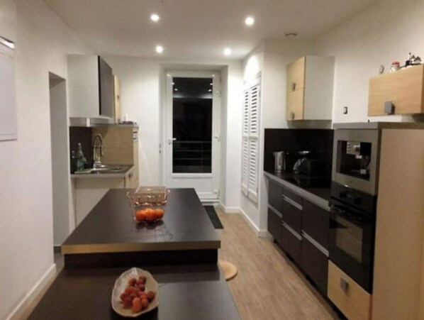 Geladeira, micro-ondas, cooktop, lava-louças