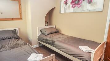 Cottage | 2 bedrooms, individually decorated, individually furnished, free WiFi