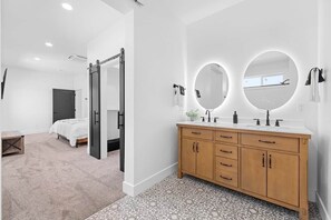 5 slaapkamers, een strijkplank/strijkijzer, reisbedje, wifi