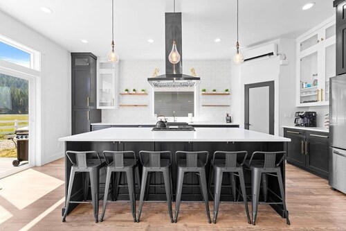 Three Primary Suites: Family and Dog Friendly