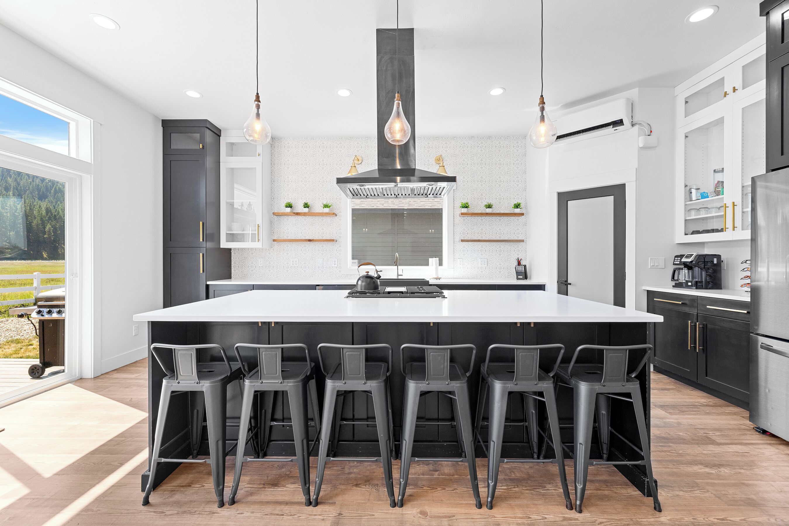 Matbord och köksöar