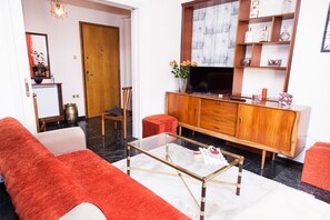 Living area - Elegant Spacious Marousi Apt (Marousi)