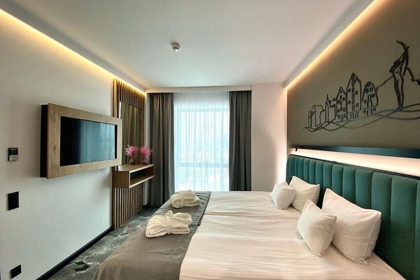 Apartment | In-room safe, desk, laptop workspace, blackout drapes