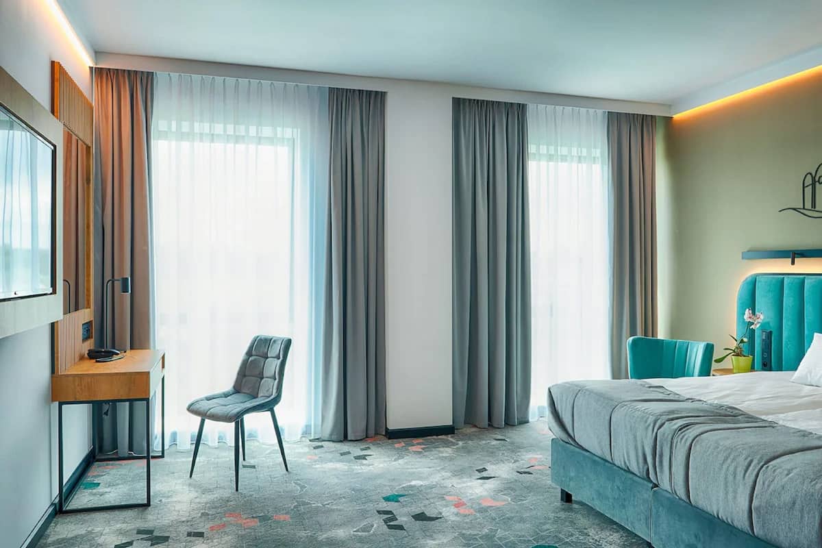 ห้องพรีเมียมดับเบิลหรือทวิน | ตู้นิรภัยในห้องพัก, โต๊ะทำงาน, พื้นที่ทำงานแบบใช้แล็ปท็อป, ผ้าม่านกันแสง