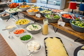 Ein Buffet mit verschiedenen Speisen und Beilagen.