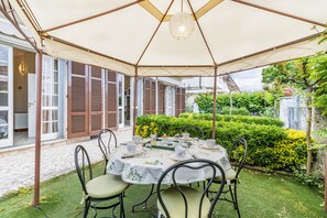 Familienhaus, Mehrere Schlafzimmer (Casa Lidia 900m From Sea) | Speisen im Freien