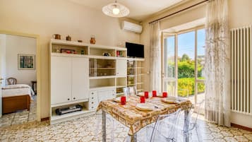 Family House, Multiple Bedrooms (Casa Lidia 900m From Sea) | Dining