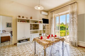 Familienhaus, Mehrere Schlafzimmer (Casa Lidia 900m From Sea) | Speisen