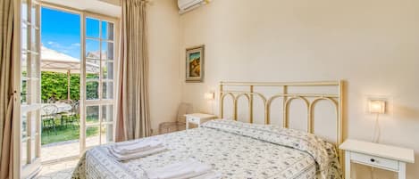 Family House, Multiple Bedrooms (Casa Lidia 900m From Sea) | 2 bedrooms, free WiFi, bed sheets