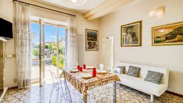 Family House, 2 Bedrooms, Microwave (Casa Lidia 900m From Sea) | Interior