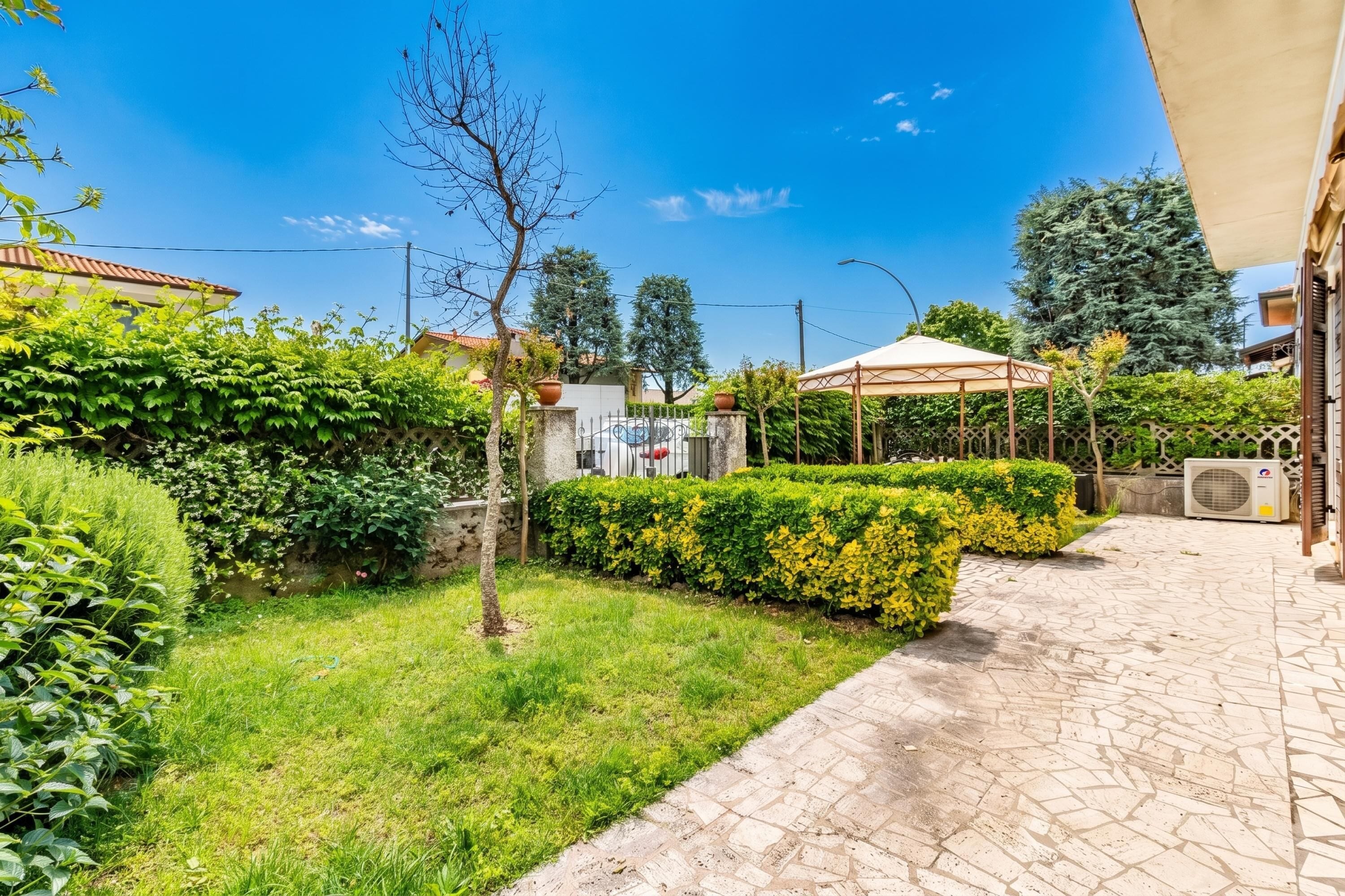 Family House, Multiple Bedrooms (Casa Lidia 900m From Sea) | Property grounds