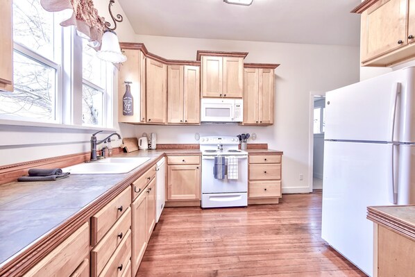 冰箱、微波炉、烤箱、炉灶