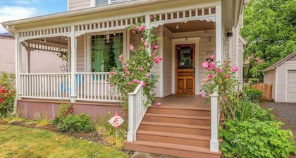 The Pink House - Walkable Victorian, Pets Welcome